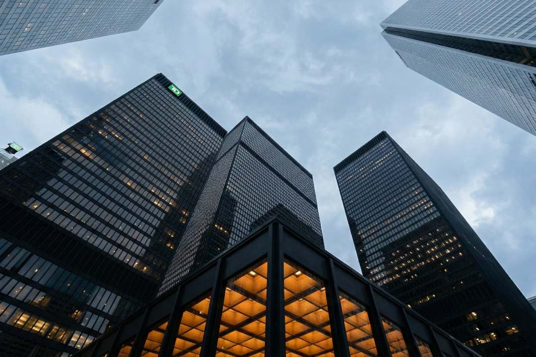 Edificios en altura (fondo del hero)